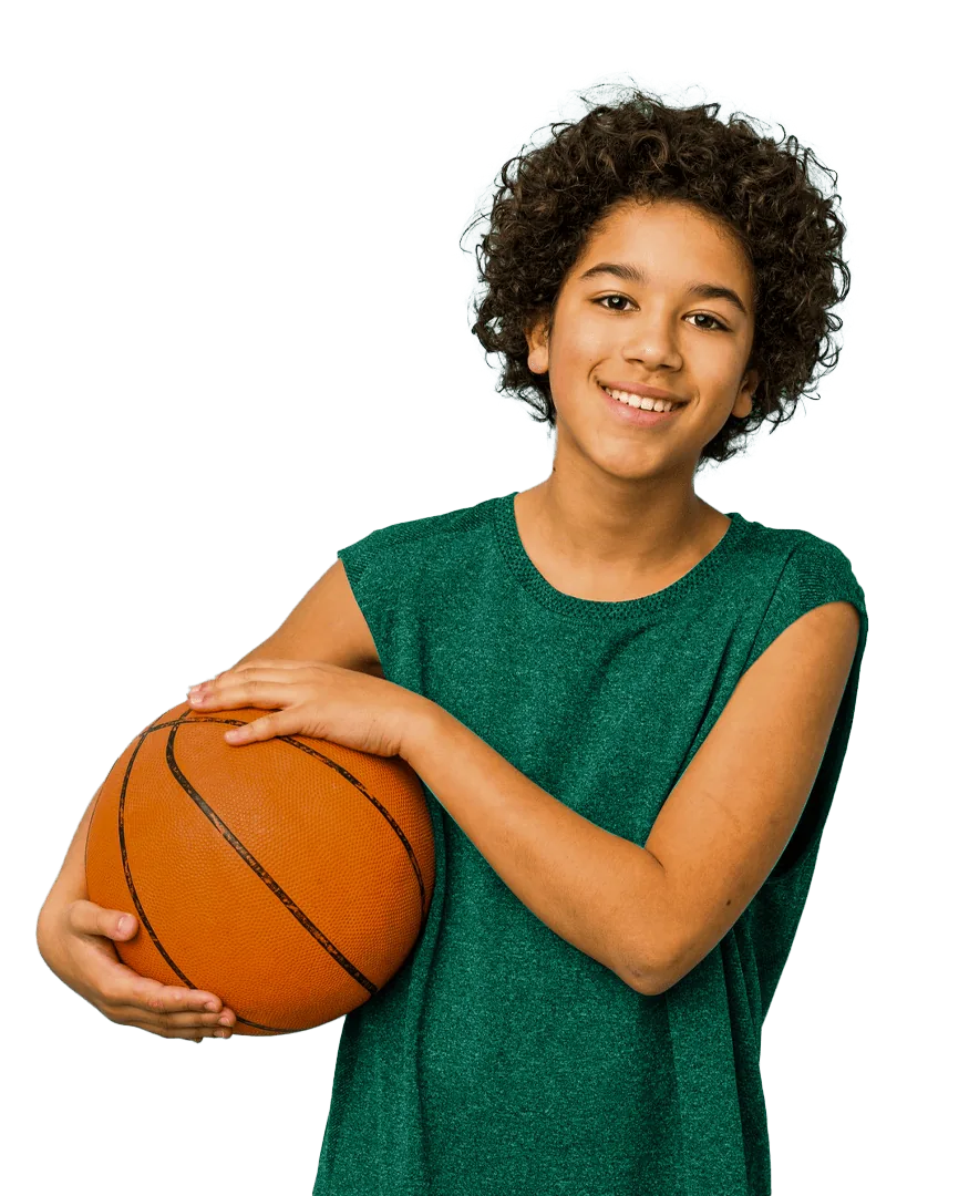 Aluno do AmazingCCZ com bola de basquete